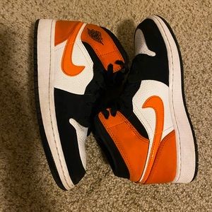 Jordan 1 ‘shattered backboard’ mids! Size 4Y or 6 in woman’s